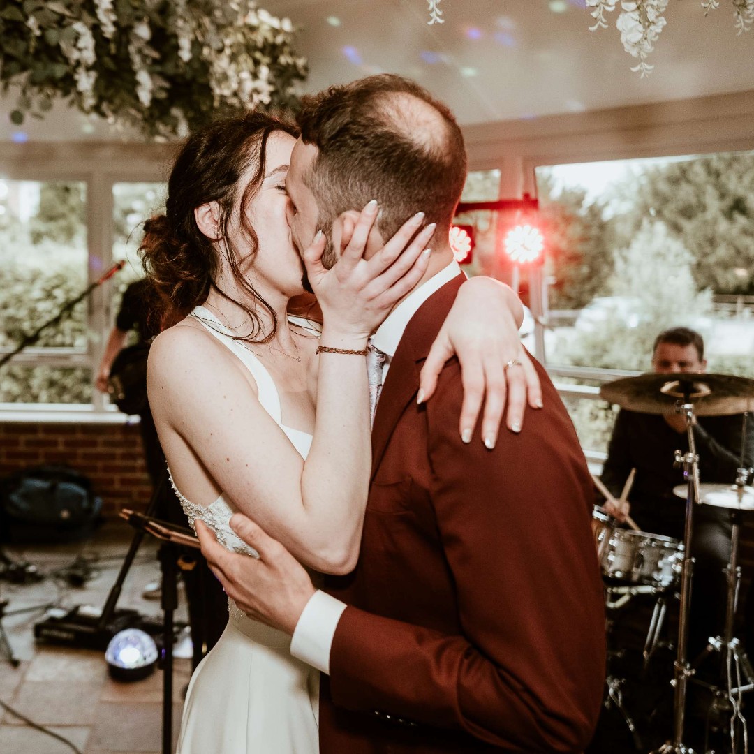 functioncentral's tweet image. The Electrics set the stage on fire at Andrea & Stefano’s wedding at @theoldmillaldermaston in Reading - the ultimate rock and pop band experience! 🔥🎸🎶
📷 @jameshatterphotography
Find out more about the band - ow.ly/ZqV650VKs88
#weddingband #weddingmusic #weddingday