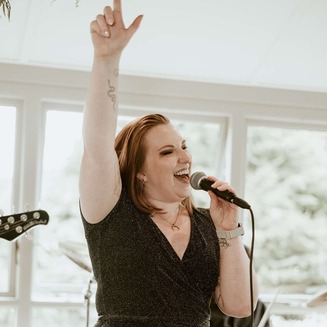 functioncentral's tweet image. The Electrics set the stage on fire at Andrea & Stefano’s wedding at @theoldmillaldermaston in Reading - the ultimate rock and pop band experience! 🔥🎸🎶
📷 @jameshatterphotography
Find out more about the band - ow.ly/ZqV650VKs88
#weddingband #weddingmusic #weddingday