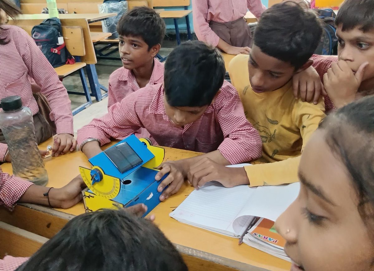 SADRAG18's tweet image. "Sunshine in action! ☀💡 50 students &amp;amp; teachers at Govt. School, Nagla Charndas, learned about solar energy through interactive kits, thanks to @Goodera &amp;amp; corporate volunteers! 14 kits gifted for continued learning! 🌞 #Goodera #SolarEnergy #LearningByDoing #HappyChildhood"