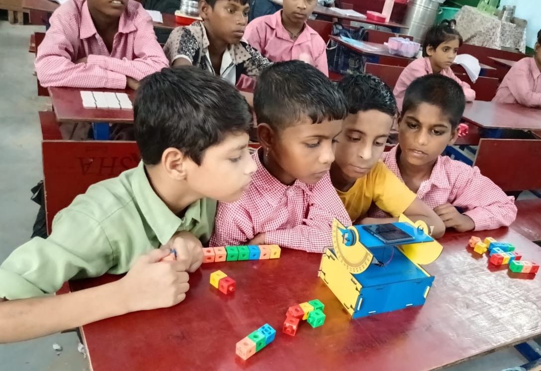 SADRAG18's tweet image. "Sunshine in action! ☀💡 50 students &amp;amp; teachers at Govt. School, Nagla Charndas, learned about solar energy through interactive kits, thanks to @Goodera &amp;amp; corporate volunteers! 14 kits gifted for continued learning! 🌞 #Goodera #SolarEnergy #LearningByDoing #HappyChildhood"