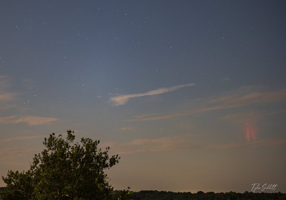 Stormchaser_TS's tweet image. Almost a complete full moon to my back and red sprites to my north!
#mowx