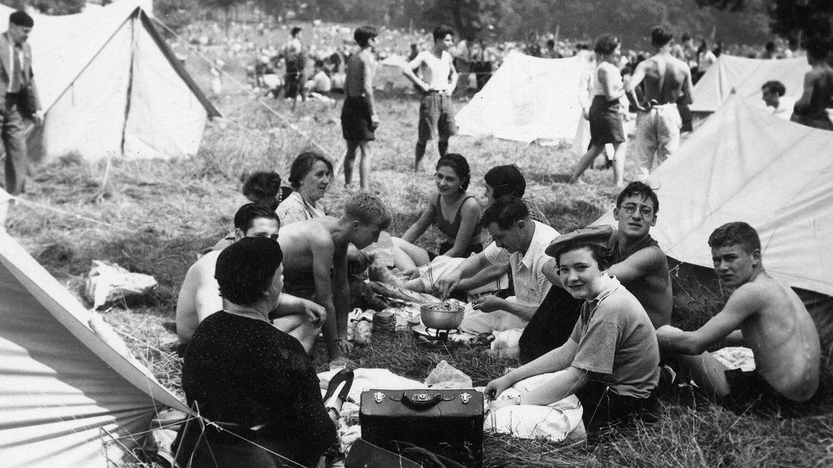 40 % des familles ne partent pas en vacances. Cela représente quelque 4,5 millions d’enfants.
Le droit aux vacances est inscrit dans la loi depuis 1998.
Comme le droit au logement ou la devise « liberté, égalité, fraternité », cela reste un mirage toute l’année.