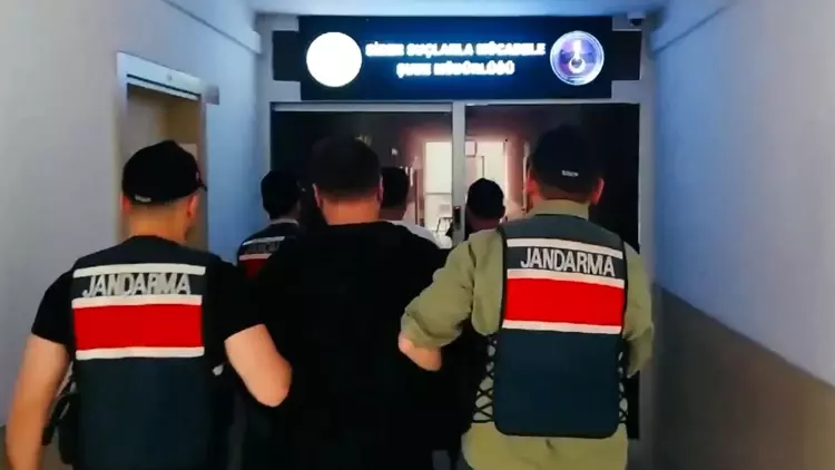 19 ilde siber suç operasyonu: 27 şüpheli tutuklandı

hurriyet.com.tr/gundem/19-ilde…