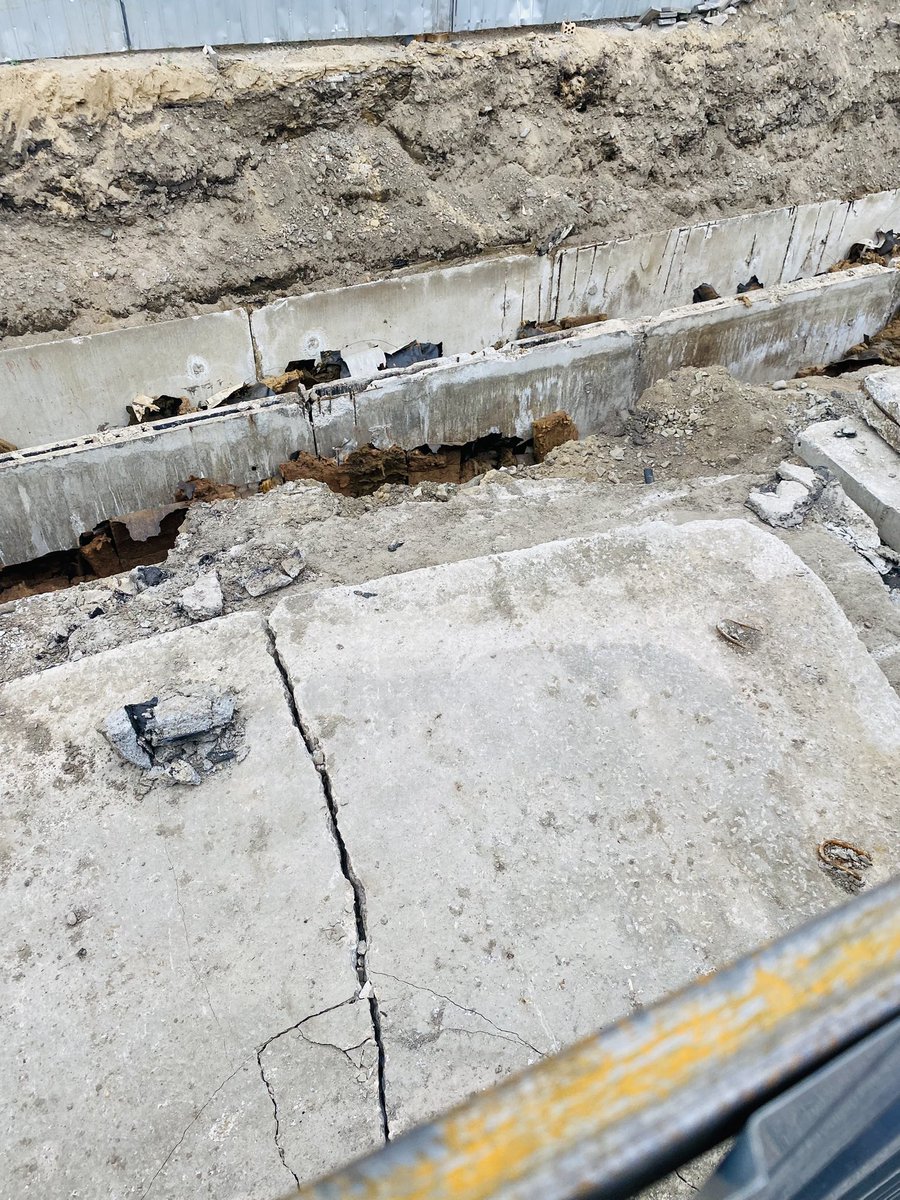 25-р эмийн сангийн автобусны буудал. 2 долоо хоногийн өмнө буудлын кармаг тэгшилж зогсоолыг байхгүй болгон “Нямбаатарын боржин хавтан”-гаар засаж зам тавьсан. Одоо бүгдийг нь юу ч үгүй хуулаад тэгээд энэ..!? #Уйлдаг_Төсөвтэй_Байя