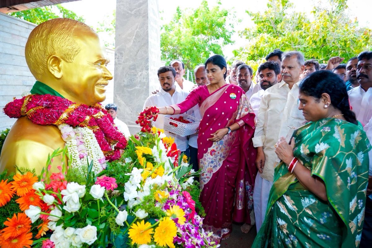 వైయస్ఆర్ గారి 76వ జయంతి సందర్భంగా ఇడుపులపాయలోని వైయ‌స్ఆర్ ఘాట్ వద్ద నివాళులు అర్పించడం జరిగింది... ప్రజా సంక్షేమం పేరుతో జనం గుండెల్లో చెరగని సంతకం చేసిన మహానేత వైయస్ఆర్. నా ప్రతి అడుగులో నాన్న గారే నాకు మార్గదర్శి. నాన్న గారే నాకు స్ఫూర్తి. 
#YSRJayanthi