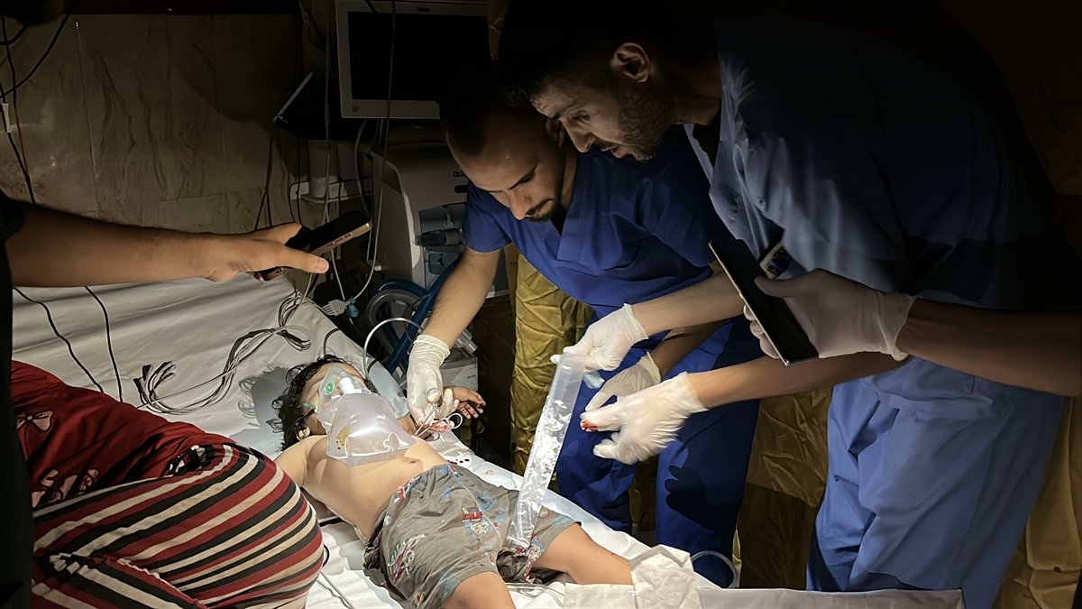 AJEnglish's tweet image. Palestinian doctors at Al-Aqsa Martyrs Hospital treat patients under phone light amid fuel shortage warnings.

📷: [Stringer/Anadolu]

🔴 LIVE updates: aje.io/hp4hvm