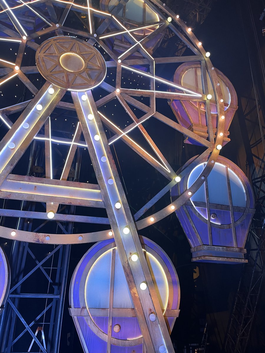 🎟️ #JUMPのエイチ年パス をお待ちの皆様 🎟️

長い時間お待たせし、すみません！
#JUMPのエイチ のアトラクションも、
紹介していきます！

まずは観覧車🎡

皆さんは入場後、
どのアトラクションに一番に向かいますか？

暑い日が続きますので、
水分補給忘れずにお待ちください💦