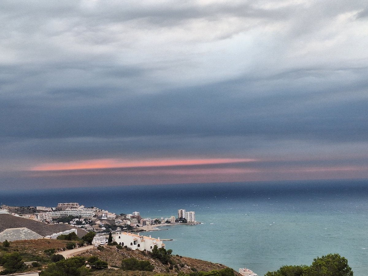 MeteoCullera's tweet photo. Bon día! 25,7° y 64% de humedad en #Cullera. Se ha vuelto a repetir la nubosidad, que hoy en mayor o menor medida estará presente gran parte del día. El viento de #gregal ha alcanzado los 37 km/h. y hoy esperamos un descenso de temperaturas en nuestra zona. Fotos: @PuczyTomasz https://t.co/gZMf3oePtV