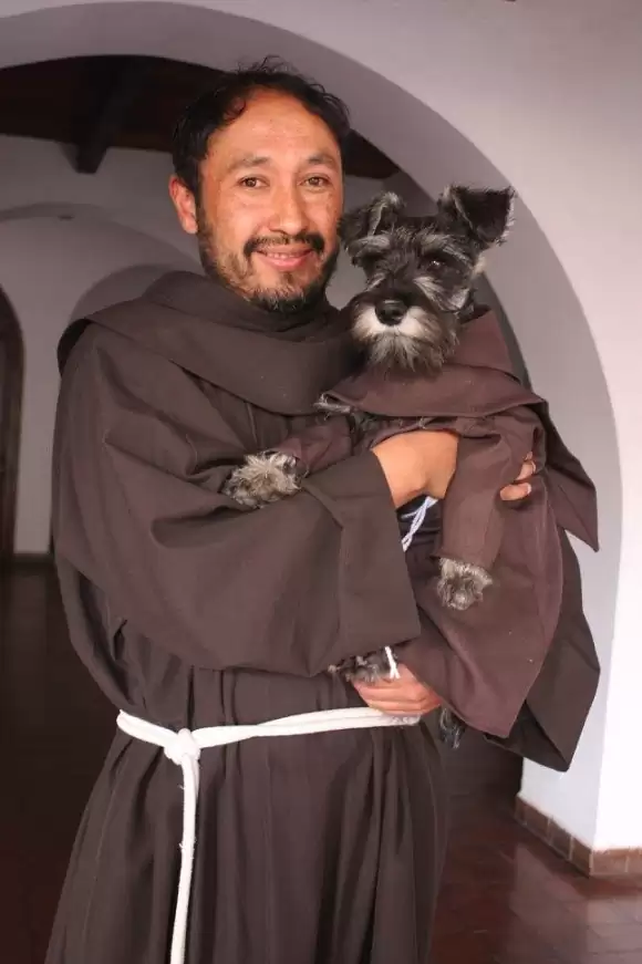 POPE1J0J0's tweet photo. 이 가나디에 대해서 찾아봤는데
볼리비아의 프란치스코 수도회에서 정식입양된 들개출신 수사님(real.)이고
이름은 Friar Bigotón(직역하면 콧수염 형제님) 라고 함

무려 수사로서 임무도 있는데, 달리기, 놀기, 물고기 보호, 그리고 더 많은 강아지들이 입양될 수 있도록 노력하기<라고 함 https://t.co/PNMNRsFlT6