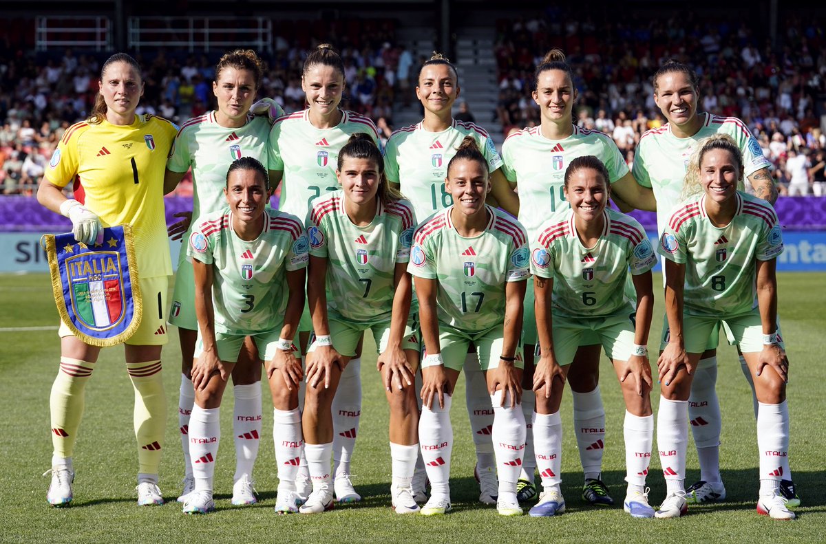 Nelle prime due partite degli Europei femminili #WEURO2025, le giocatrici dell'Italia sono scese tutte in campo con la scritta "Peace" ("pace") sui propri polsini.

👇