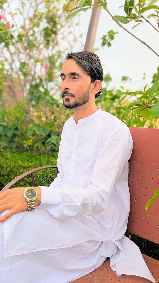 تُجھ پے اُٹھی ہیں وہ کھوئی ہوئی ساحر آنکھیں
تُجھ کو معلوم ہے کیوں عمر گنوا دی ہم نے
فیض احمد فیض 🖤