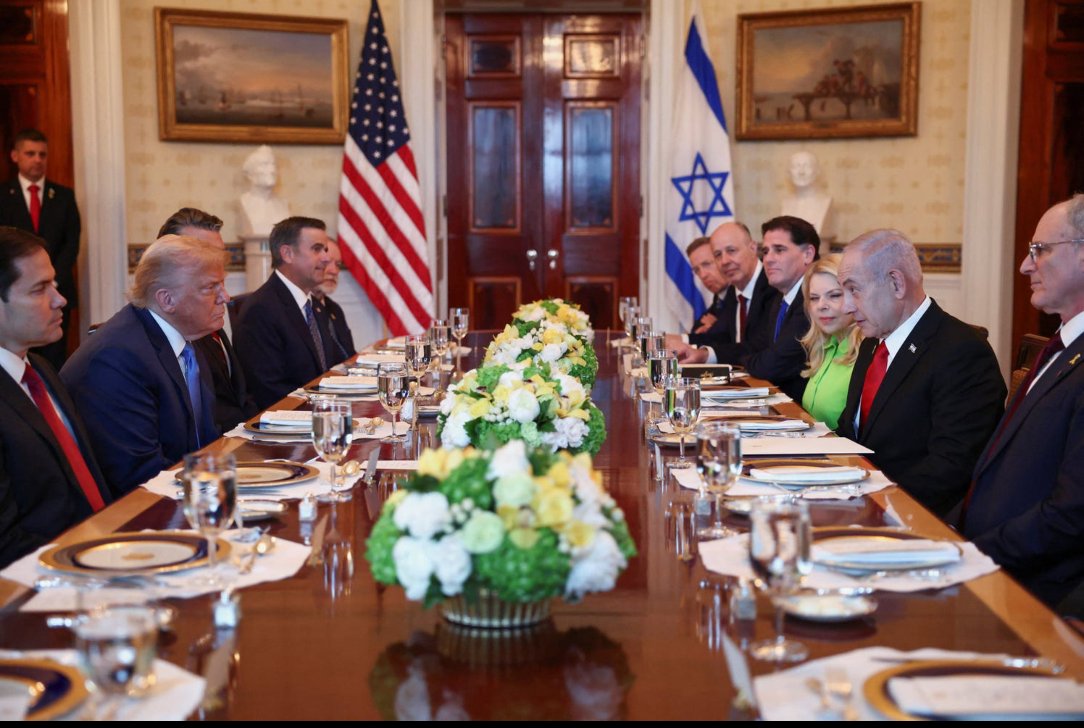 AvinadavBegin's tweet image. מה נשאר מתוכנית הריביירה הגדולה של טראמפ?
יושב אמש ראש ממשלת ישראל שחיבק בחום תוכנית טרנספר כהניסטית ומצהיר שעזה &quot;לא תהיה כלא, מי שירצה ישאר, מי שירצה יעזוב&quot;.
כמו שאר הפנטזיות האינפנטיליות, חסרות השחר גם זאת עברה תחת הגשר, הוקמה &quot;מנהלת הגירה מרצון&quot; ומאז כבר עברו חודשים על גבי…