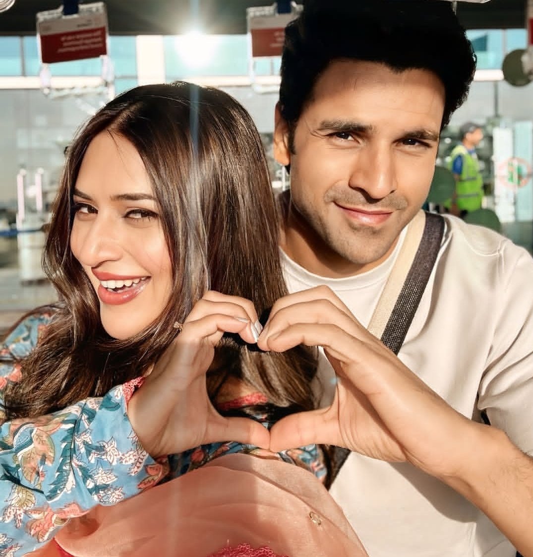 darshani_Div's tweet photo. 🌹There’s nothing better than watching your love for each other flourish and grow each year. 
Happy anniversary to the wonderful couple💕 
@Divyanka_T @vivekdahiya08 https://t.co/PzLBqLPBvF