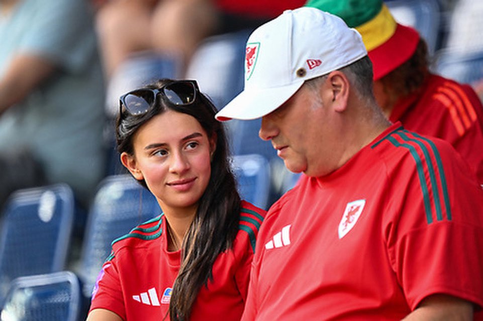 Just this……..

makes it all worthwhile 🏴󠁧󠁢󠁷󠁬󠁳󠁿⚽️

#TogetherStronger
#weuro25live 
#mycymrustori
