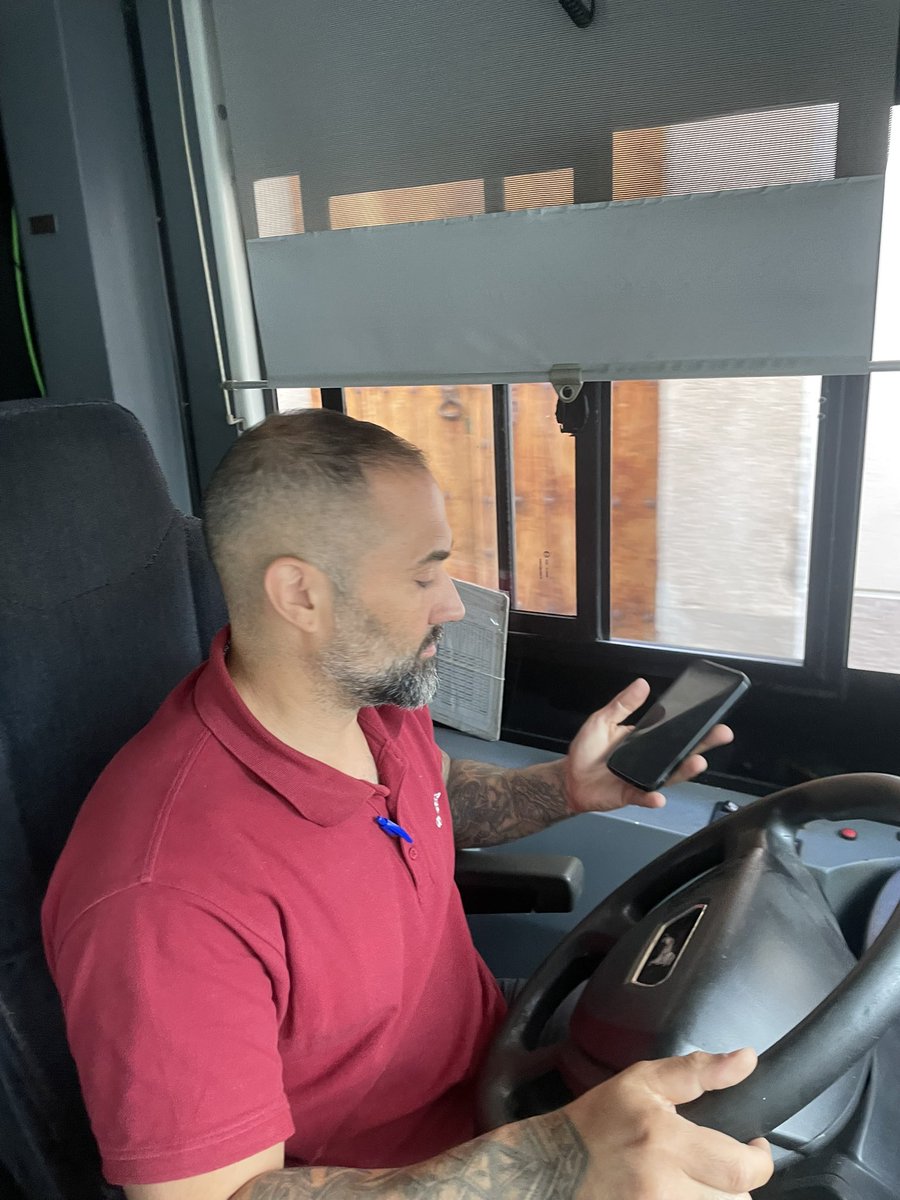 Hola <a href="/tmesa_bus/">Transport Urbà de Terrassa</a> teniu un conductor que parla per telèfon mentre condueix, no sé si és gaire legal ni gaire bona idea. Digueu-li de part meva que és un mal educat impresentable ✌️#terrassa <a href="/ajterrassa/">Ajuntament de Terrassa</a>