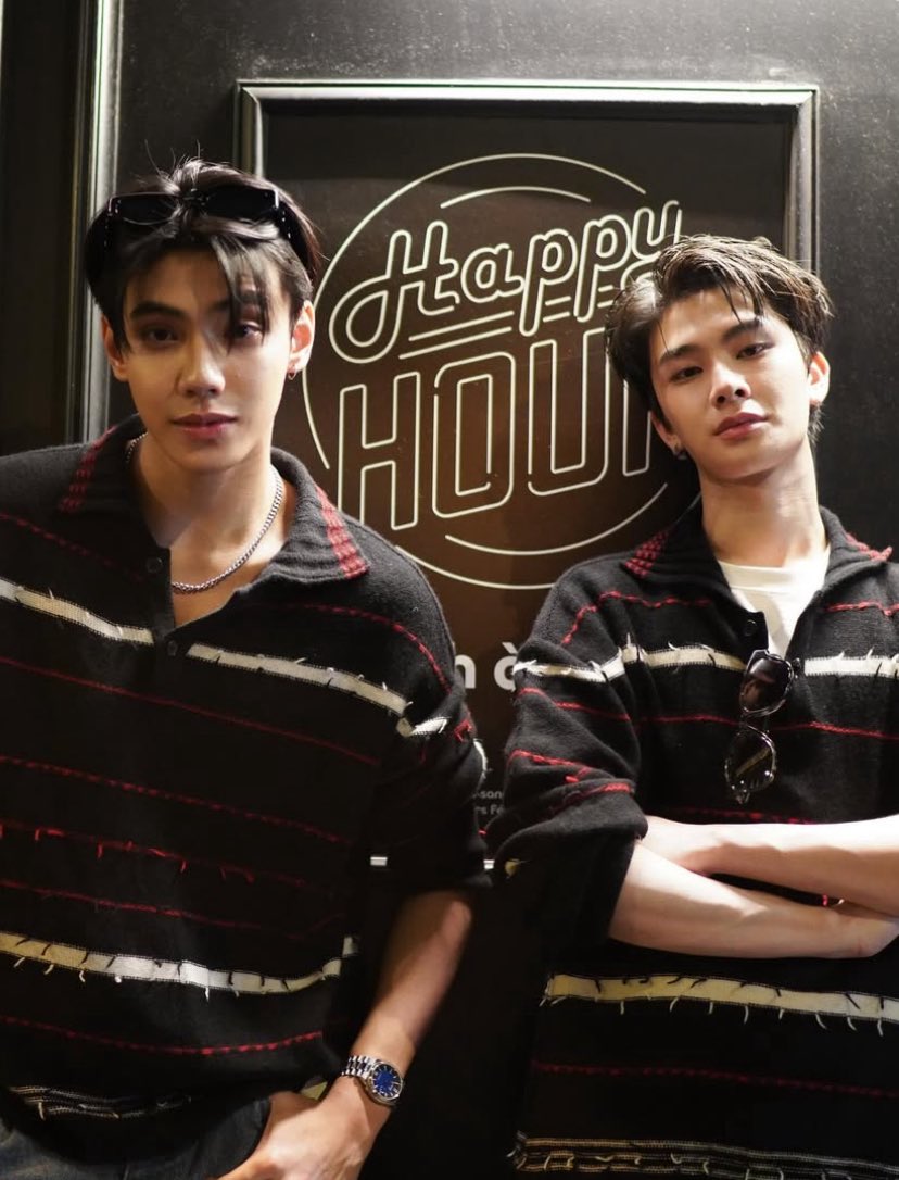 แต่ถ้าพูดแบบไม่ชิป รูปนี้ภีมไทยหล่อระเบิดกันเกินอะ ซ้ายแต่เกิดเลยพี่ อีกคนหนุ่มหน้าคมตัวสูงยิ้มหวาน อีกคนหนุ่มตี๋พิมพ์นิยมที่จริงใจ ไทป์ที่สาวๆชอบกันทั้งคู่ แต่พวกฮีชอบกันเอง จบมาก