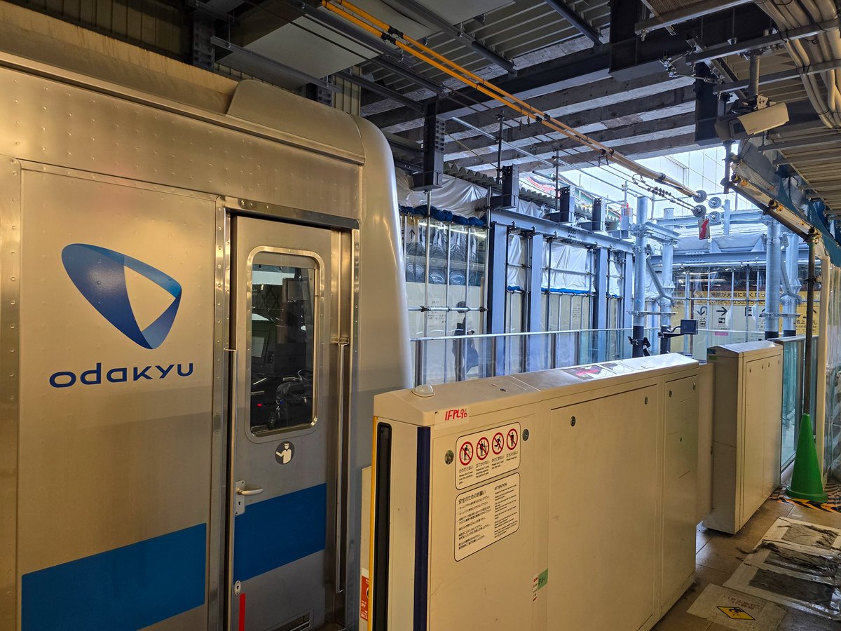 他の方のポストで知ったけど、本当に小田急新宿駅のホームからお空が見える…

お空が見えるのは、5番・６番ホームの西口地上寄りからです。

帰り道に寄ってみました。