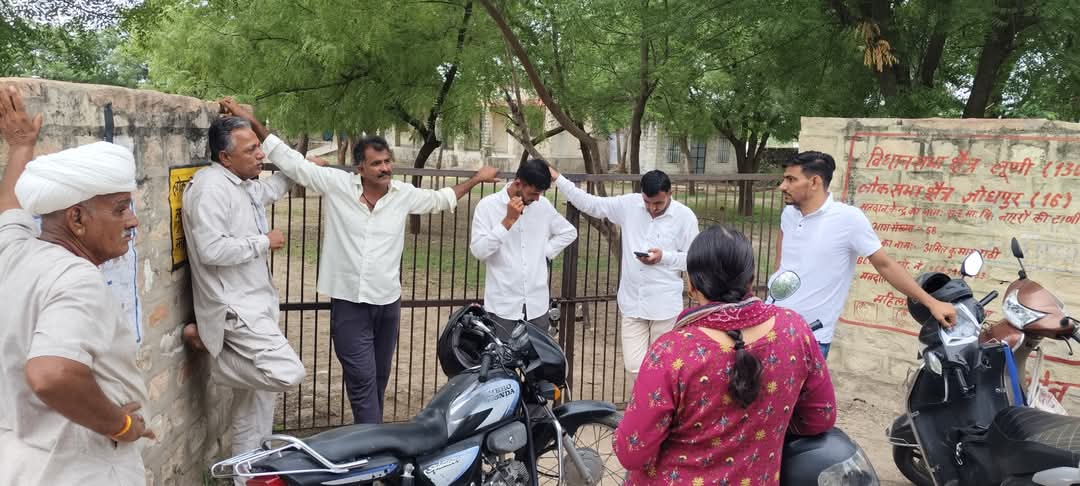 shivsenajodhpur's tweet photo. #कानून_मंत्री की विधानसभा में #पोपाबाई जैसा राज ✖️ सरकार मे खुद को बड़ा चौधरी मानने वाले जोगाराम पटेल के लूणी विधानसभा की केरू पं.स. के अंतर्गत आने वाले गांव नाहरो की ढाणी के सरकारी स्कूल पर ताला लगाकर ग्रामीण 9 घंटे तक धरने पर बैठे रहे #luni #keru #Jodhpur https://t.co/IOiMCIA6Sh