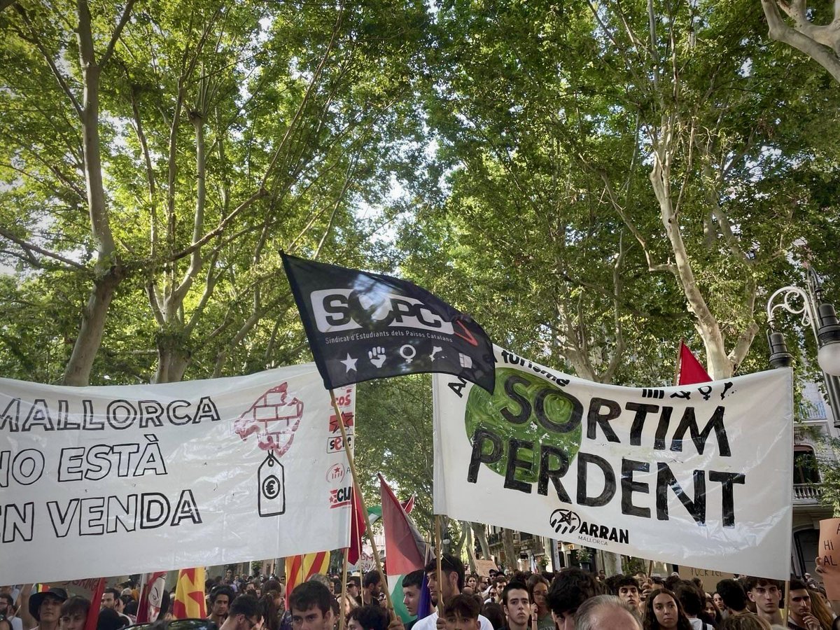 SEPC (@sepc_nacional) on Twitter photo El <a href="/SepcUIB/">SEPC UIB</a> estrenen compte!
Organitzem les aules de Mallorca contra el turisme, l'espanyolisme, les retallades i el feixisme. En resum, contra aquells qui volen una educació al servei del mercat i els interessos del capital.
Si estudies a la UIB, organitza't amb el SEPC!❤️🔥⚒️ El <a href="/SepcUIB/">SEPC UIB</a> estrenen compte!
Organitzem les aules de Mallorca contra el turisme, l'espanyolisme, les retallades i el feixisme. En resum, contra aquells qui volen una educació al servei del mercat i els interessos del capital.
Si estudies a la UIB, organitza't amb el SEPC!❤️🔥⚒️