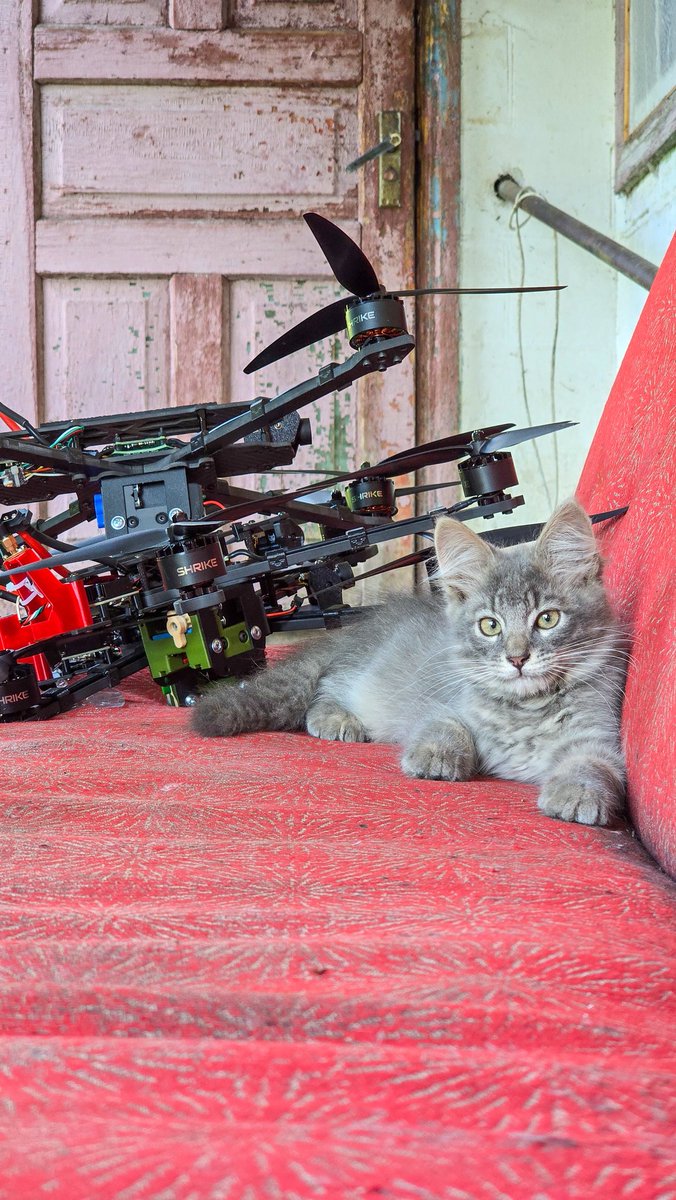 Цей майстер вже зробив зранку 3 дрони, а його ніхто не лайкає