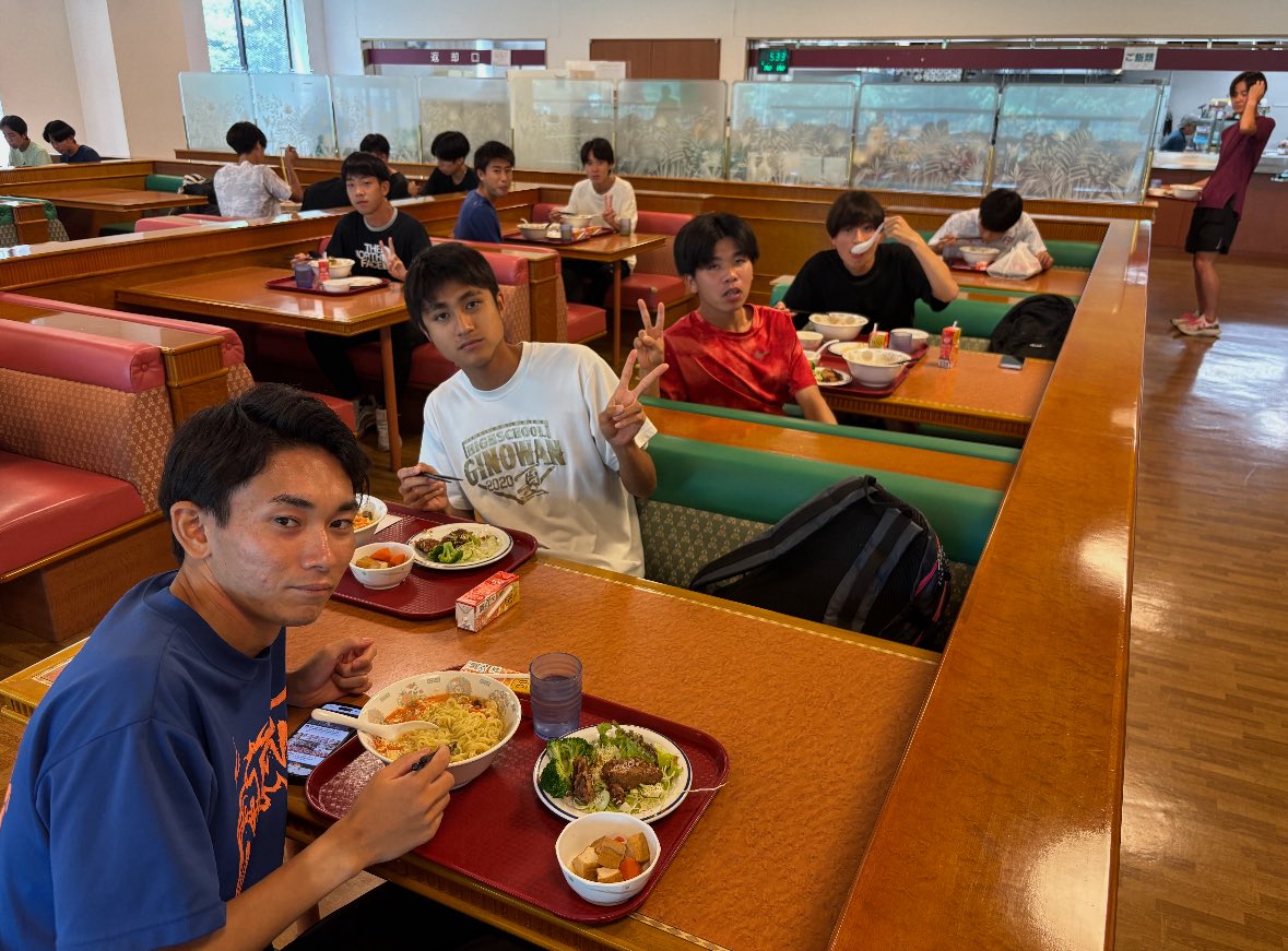 本日の昼食と食事の様子です！

メニューを掲げているのは、
松崎空太郎（4年生）です。

#日薬陸部ごはん
#スポーツ栄養
#前代未聞の逆転集団
#日本薬科大学陸上部
