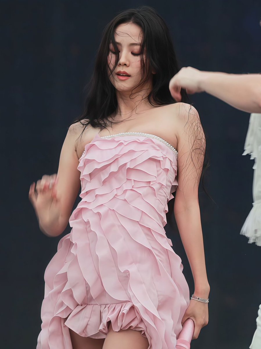 jisoospic's tweet photo. she’s such a princess https://t.co/4YyowdmUhp