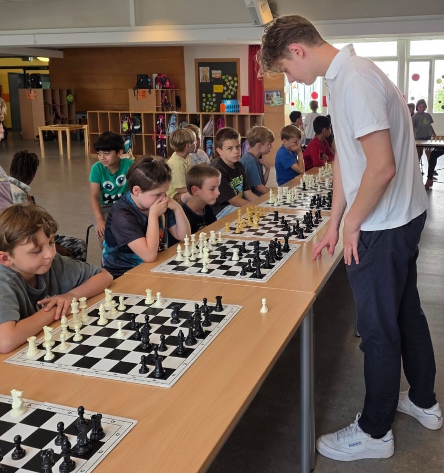 Simultanschach mit FM Jan Pubantz

📸 Jan Pubantz beim Simultanschach an seiner Grundschule (Quelle: Marcello Sanasi)
📸 Jan Pubantz beim Simultanschach im Stadtteilzentrum KroKus (Quelle: Michael May)

Info: nsv-online.de/2025/07/simult…

#schach