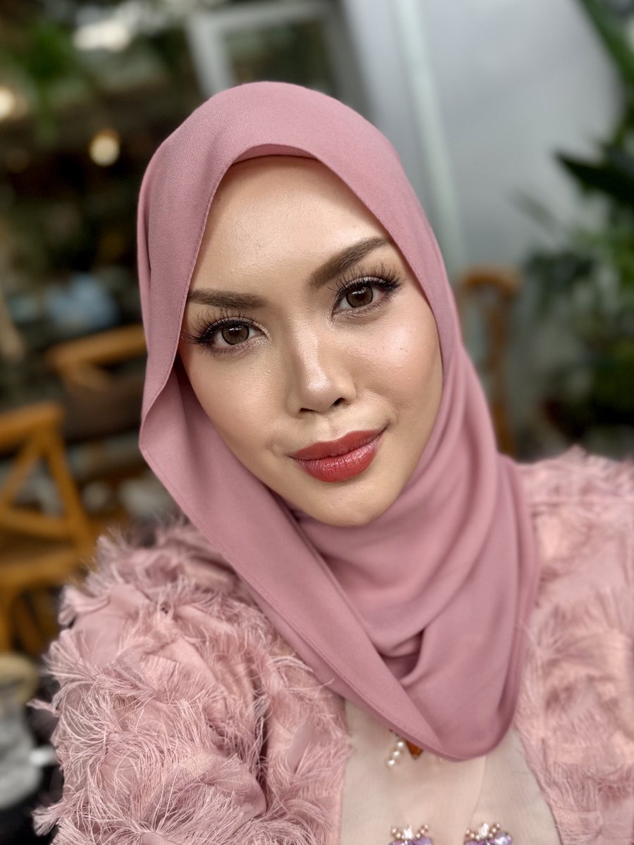 dreamonnisha's tweet photo. The makeup base:         The foundation: https://t.co/JFqfR16P08