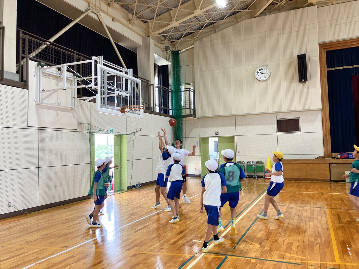 ShigaLakes_pr's tweet photo. 🏀JA共済presentsレイクスキャラバン

本日7/8に #岡田泰希 選手とU15nextの高木HCが野洲市立三上小学校を訪問し、小学5.6年生60名と交流しました。
岡田選手をお手本に、ドリブルやシュートの練習を行い、最後にはミニゲームをして楽しみました✨
皆さんありがとうございました！

#滋賀レイクス #SDGs #Lakeup