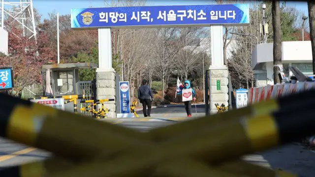 윤석열이 들어가게될 서울구치소는 에어컨은 없고 선풍기도 과열을 방지하기 위해 4시간마다 꺼진다니 와시발 매일 더더워질텐데.. 해마다 더더워질텐데.. 그래도 뭐 희망이 시작되는 곳이라니 다행이다.