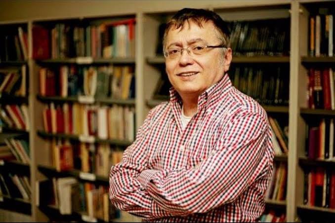 Türk basınının usta kalemlerinden, Cumhuriyet gazetesi yazarı Hikmet Çetinkaya’nın vefatını büyük bir üzüntüyle öğrendim.

Gazeteciliğe ve düşünce dünyamıza önemli katkılar sunan Çetinkaya’ya Allah’tan rahmet, ailesine, sevenlerine ve basın camiasına başsağlığı diliyorum.