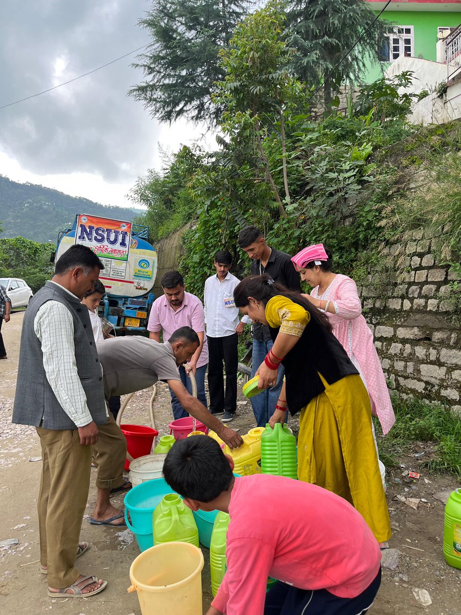 📍करसोग, हिमाचल प्रदेश 

आपदा के चलते जलापूर्ति बाधित होने की स्थिति में NSUI करसोग के साथियों द्वारा पानी की व्यवस्था सुनिश्चित की गई।

जल ही जीवन है, जल है तो कल है।
NSUI करसोग सदैव जनसेवा के लिए तत्पर और आपके साथ खड़ी है। 🙏