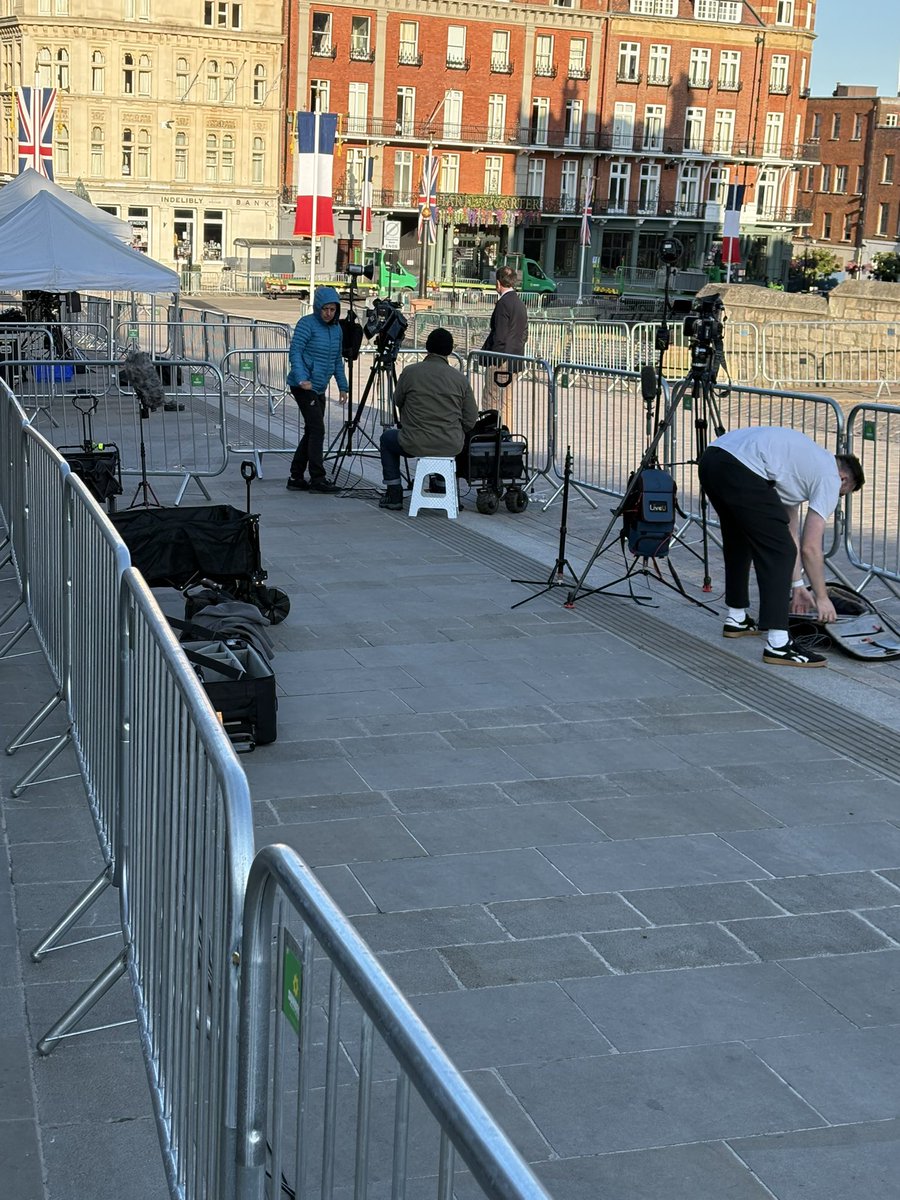 🇫🇷 Windsor is all set to welcome President Macron today! 🇫🇷

It’s going to be fun atmosphere outside of the office. TV crews all setting up outside our front door! 👍