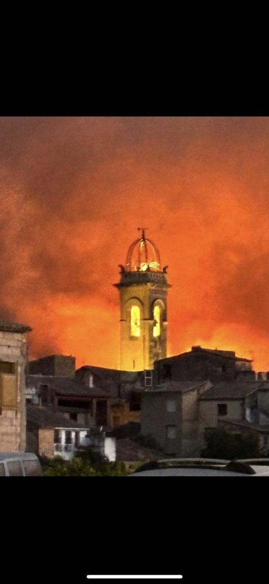 userrjjuliaa's tweet photo. Hola chicas, en las Terres de l'Ebre (Tarragona), está pasando una desgracia y hay pocas ayudas, hay poca información y además hay poca visibilidad al problema.
Los pueblos vecinos están sufriendo un incendio grave que va avanzando a gran paso, ¡queremos visibilidad y ayuda! https://t.co/ZeMuGZbsWb