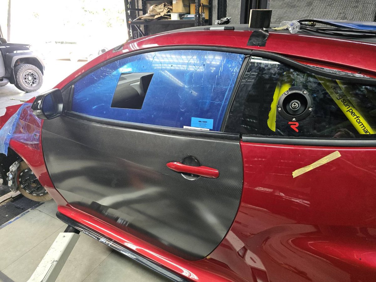 Takano_7oki's tweet photo. 冷やし中華はじめました🎐
のノリでカーボンパーツ始めました
本気のホンモノカーボンです
超軽量、高強度、勝つための部品です
何の車種でも、どんなパーツでもワンオフ製作します
純正バンパーのカーボン化とかも出来ます
どんな注文でもお待ちしてます https://t.co/XtXs4MzFZM