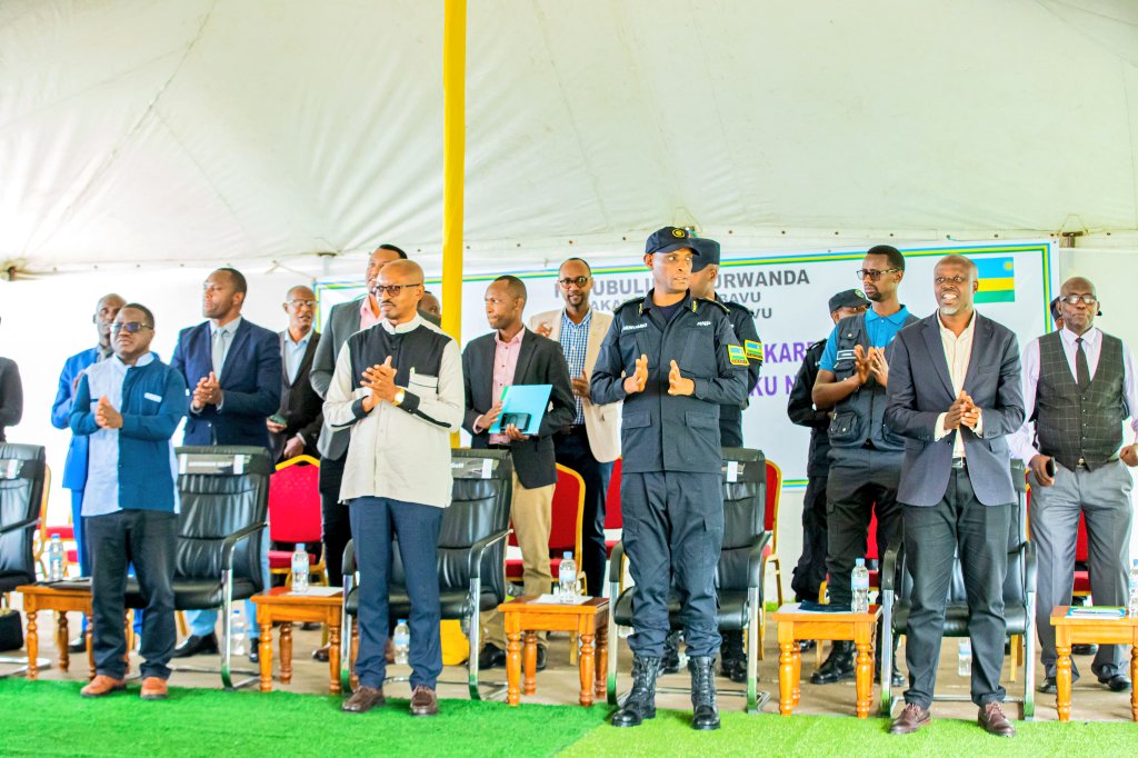 Habanabakize Fidele 🇷🇼 (@habanabakizefi1) on Twitter photo #FlashBack,
Hari kuwa 7 nyakanga 2023 #Intavogerwa za <a href="/RubavuSector/">UMURENGE WA RUBAVU</a> zatsindiye igihembo cy'imodoka mumarushanwa y'isuku, umutekano no kurwanya igwingira mubana bato kurwego rw'intara <a href="/RwandaWest/">Western Province I Rwanda</a>
Murashoboye mukomeze mwese imihigo.
<a href="/RwandaInterior/">Ministry of Interior | Rwanda</a> <a href="/RubavuDistrict/">Rubavu District</a> #FlashBack,
Hari kuwa 7 nyakanga 2023 #Intavogerwa za <a href="/RubavuSector/">UMURENGE WA RUBAVU</a> zatsindiye igihembo cy'imodoka mumarushanwa y'isuku, umutekano no kurwanya igwingira mubana bato kurwego rw'intara <a href="/RwandaWest/">Western Province I Rwanda</a>
Murashoboye mukomeze mwese imihigo.
<a href="/RwandaInterior/">Ministry of Interior | Rwanda</a> <a href="/RubavuDistrict/">Rubavu District</a>