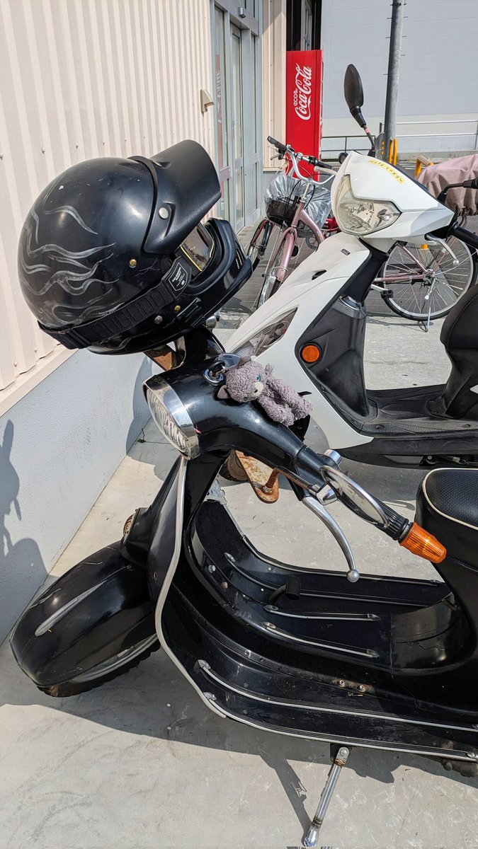 警察のバイクに『ヘルメット　チェック！』と印字したテプラが貼ってあって草。