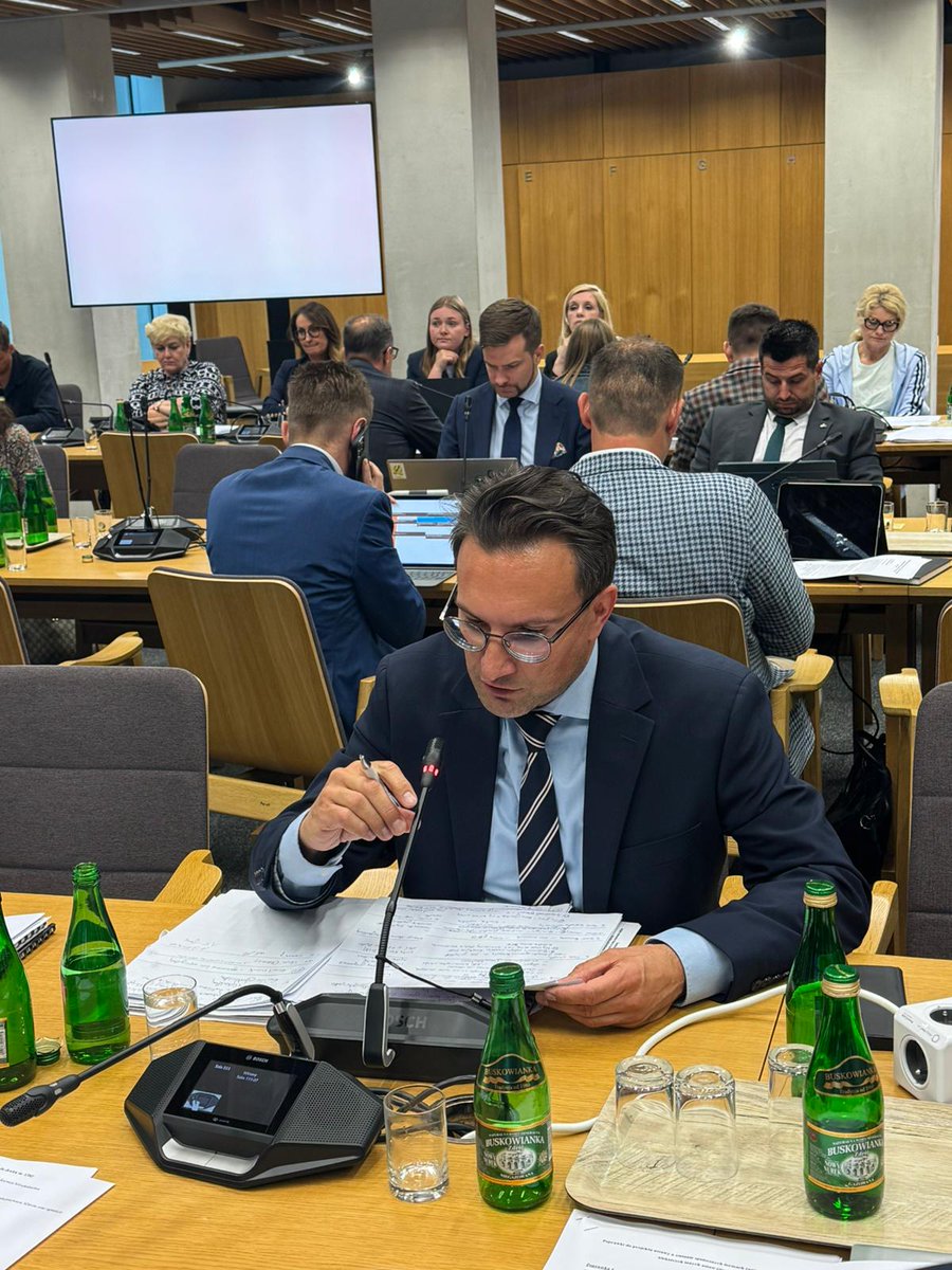 TLewandowskiPoz's tweet image. Wczoraj do późnych godzin wieczornych na komisjach Sejmowych odbyło się I czytanie projekt.ustaw o społecznych formach rozwoju mieszkalnictwa (rządowy i 2 KP@__Lewica). To do 45 mld zł na mieszkania do 2030r., środki na remonty i budowę akademików, przepisy dot TBS, Spółdz.i SAN