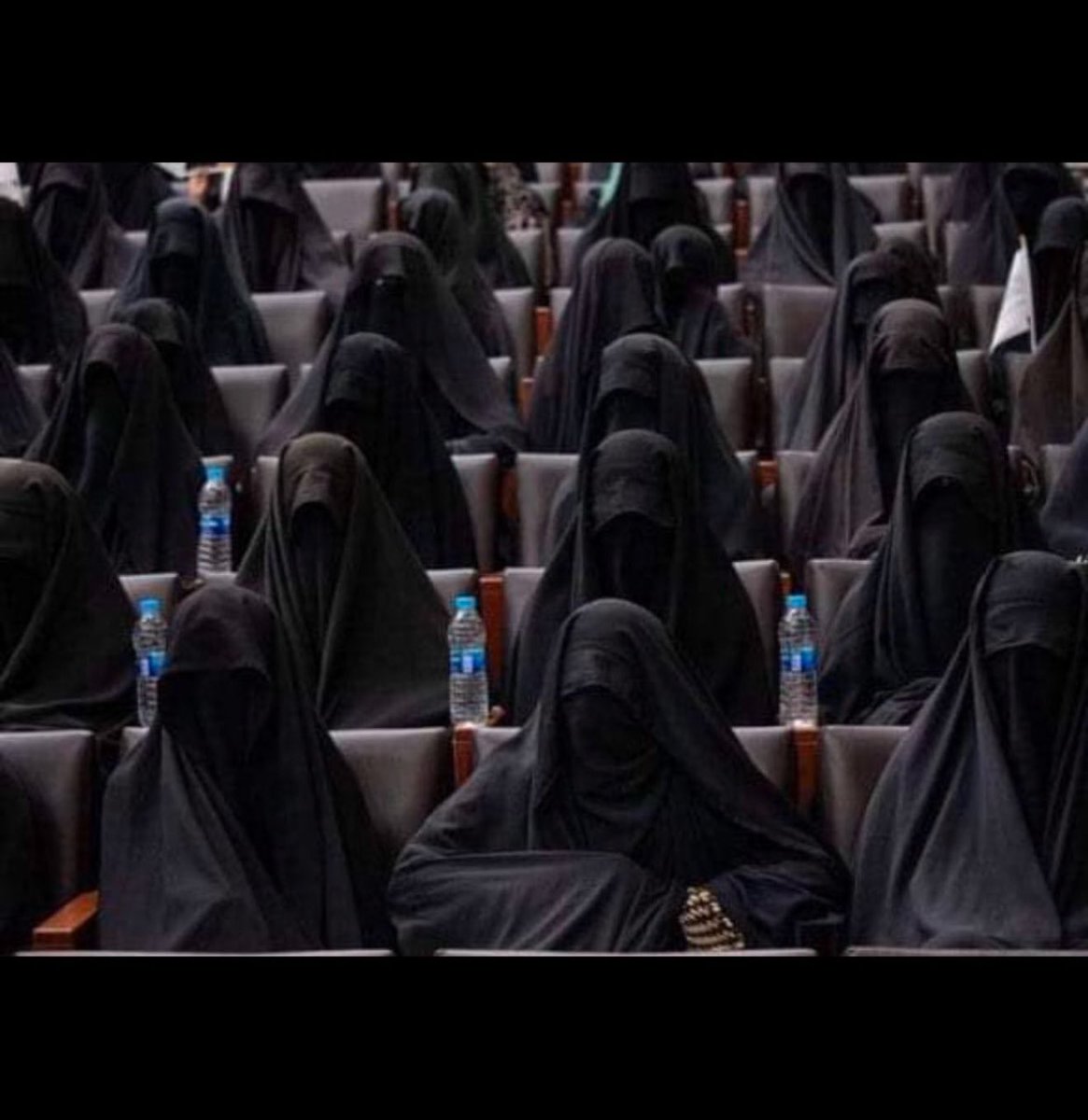 أخبروا المحتشمة أن رؤيتها تبعث في نفوس من حولها الثبات والعزة وأن الألسن بعد رؤيتها تظل تلهج بالدعاء لها ولمن ربّاها. 
🔹🔹