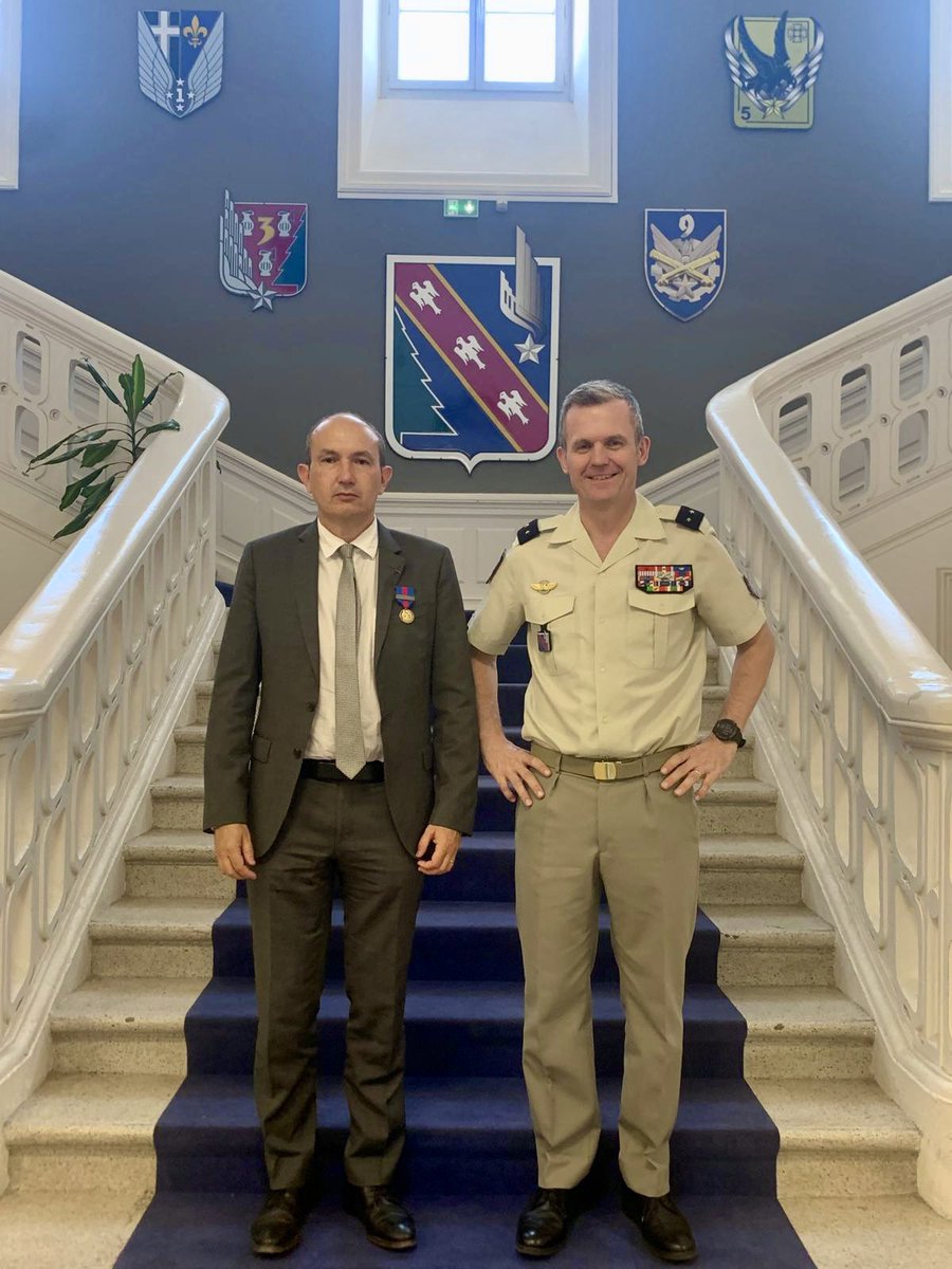 Le général Casanova remettait vendredi dernier, la médaille des réservistes volontaires de défense et de sécurité intérieure, échelon bronze avec agrafe réserve citoyenne à M.<a href="/BenmiloudKarim/">Karim BENMILOUD</a>, ancien recteur de l’<a href="/acclermont/">Académie de Clermont-Ferrand</a> et réserviste de la <a href="/DMD_63/">DMD 63</a> depuis 2020. 

#ArméeNation