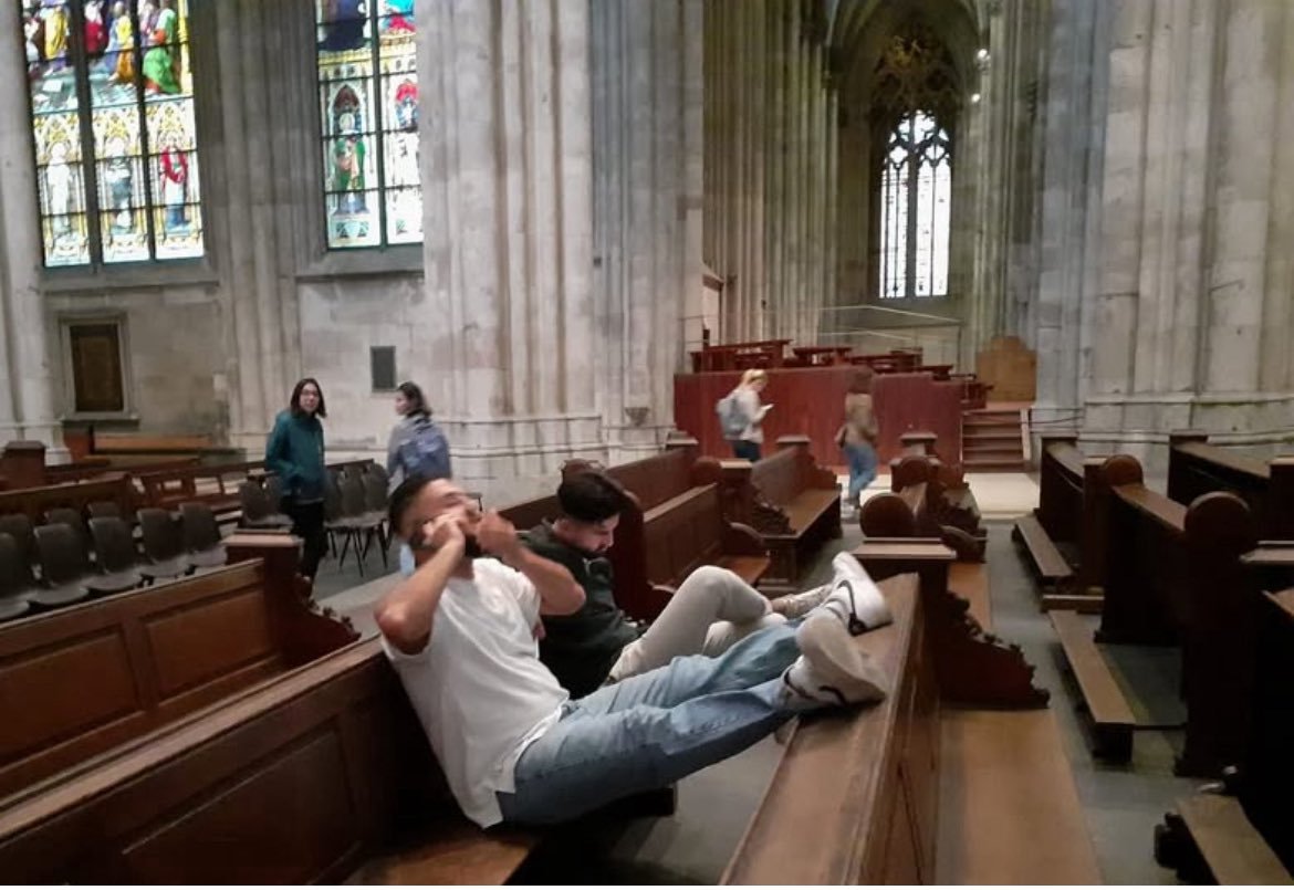 Was würde wohl passieren, wenn sich ein Christ in einer Moschee so benehmen würde? 🤨🤔😠🕌