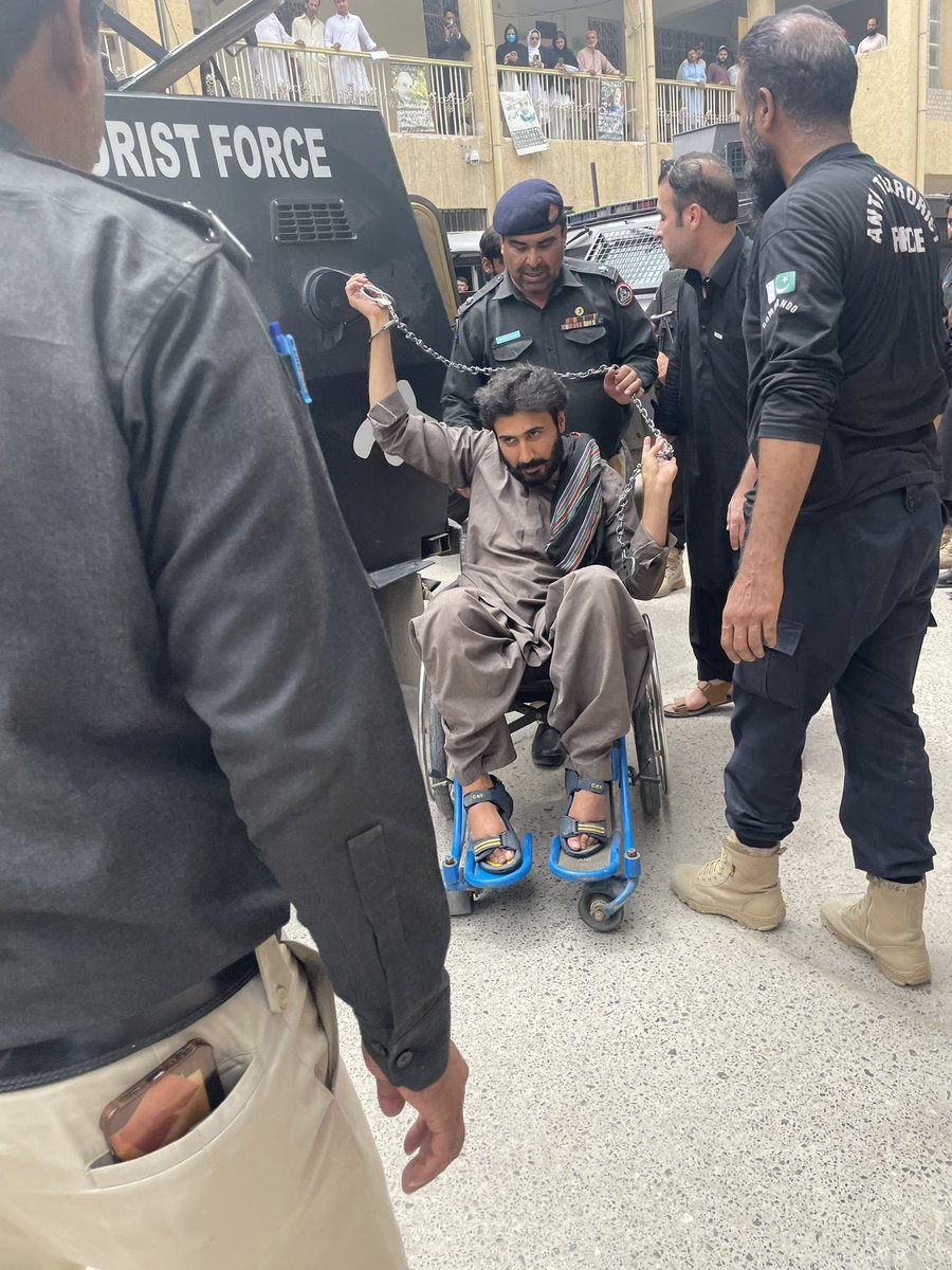 کیس اپڈیٹ:
آج صبح ڈاکٹر ماہ رنگ اور بی وائی سی قیادت کی 3 ایم پی او اچانک ختم کر کے انہیں اے ٹی سی کورٹ میں پیش کیا گیا، جہاں انہیں من گھڑت ایف آئی آرز میں دس روزہ ریمانڈ پر کوئٹہ پولیس کے حوالے کر دیا گیا۔
یاد رہے کہ آج 3 ایم پی او کے تحت ججز پر مشتمل بورڈ کا اجلاس ہونا تھا،