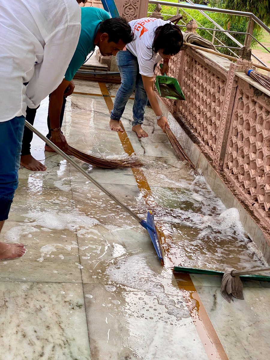 janakraj13's tweet photo. गुजरात हिंदू इकोसिस्टम टीम के द्वारा मंदिर सफाई अभियान 🛕🚩

हिंदू इकोसिस्टम के संस्थापक व राष्ट्रीय अध्यक्ष श्री @KapilMishra_IND जी की प्रेरणा और मार्गदर्शन में गुजरात इकाई द्वारा अहमदाबाद में “मंदिर स्वच्छता अभियान” का आयोजन किया गया।

यह अभियान केवल सफाई का नहीं, बल्कि हमारी आस्था, संस्कृति और सनातन मूल्यों के प्रति श्रद्धा प्रकट करने का माध्यम भी बना।

@janakraj13 @patelbgns1003 @BjpParulPatel @Manishharsora84 @daxeshmehta2 @mohittyagihindu