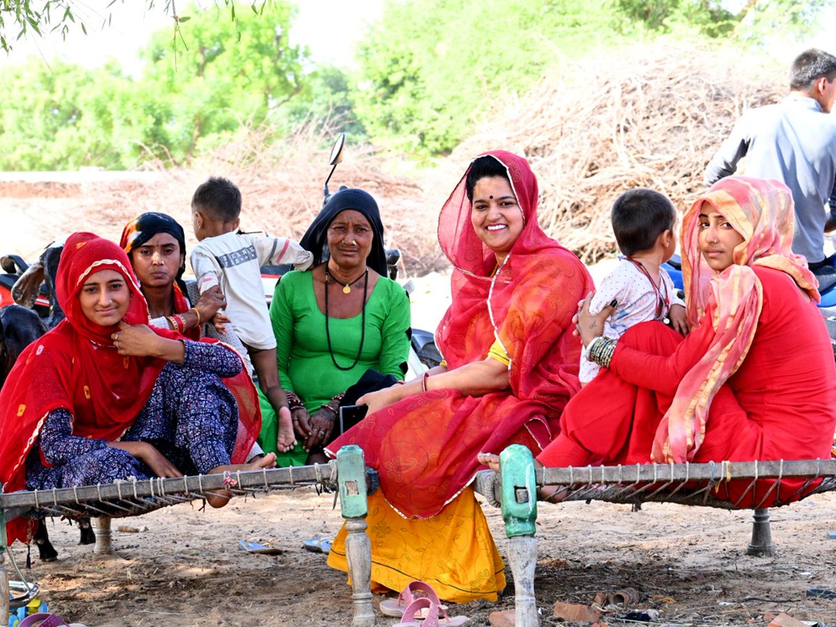 जहाँ नारी मुस्कुराए, वहाँ गाँव आगे बढ़ जाए |
.
.
.
#NeeruYadav #sarpanch #jhunjhunu #panchayat #lambiahir #hockeywalisarpanch