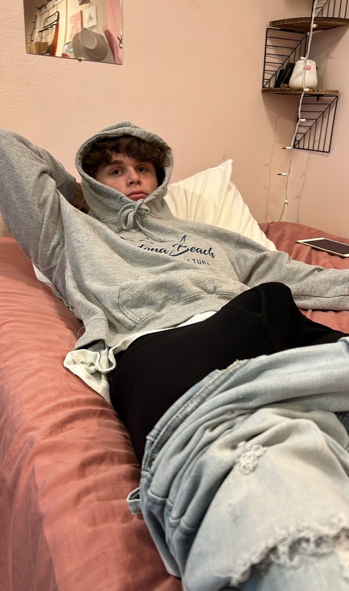 say hi for a suprise d pic in ur dms 😜