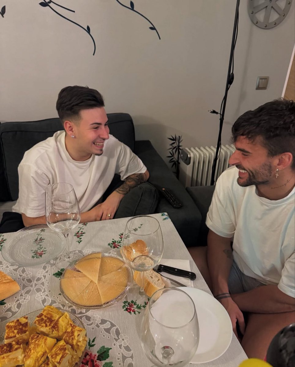 irisolivellaaa's tweet photo. Hoy mi cabeza y mi corazón está con ellos 💜💙🧲
#Violedi8JL https://t.co/0IUUC3hYSr