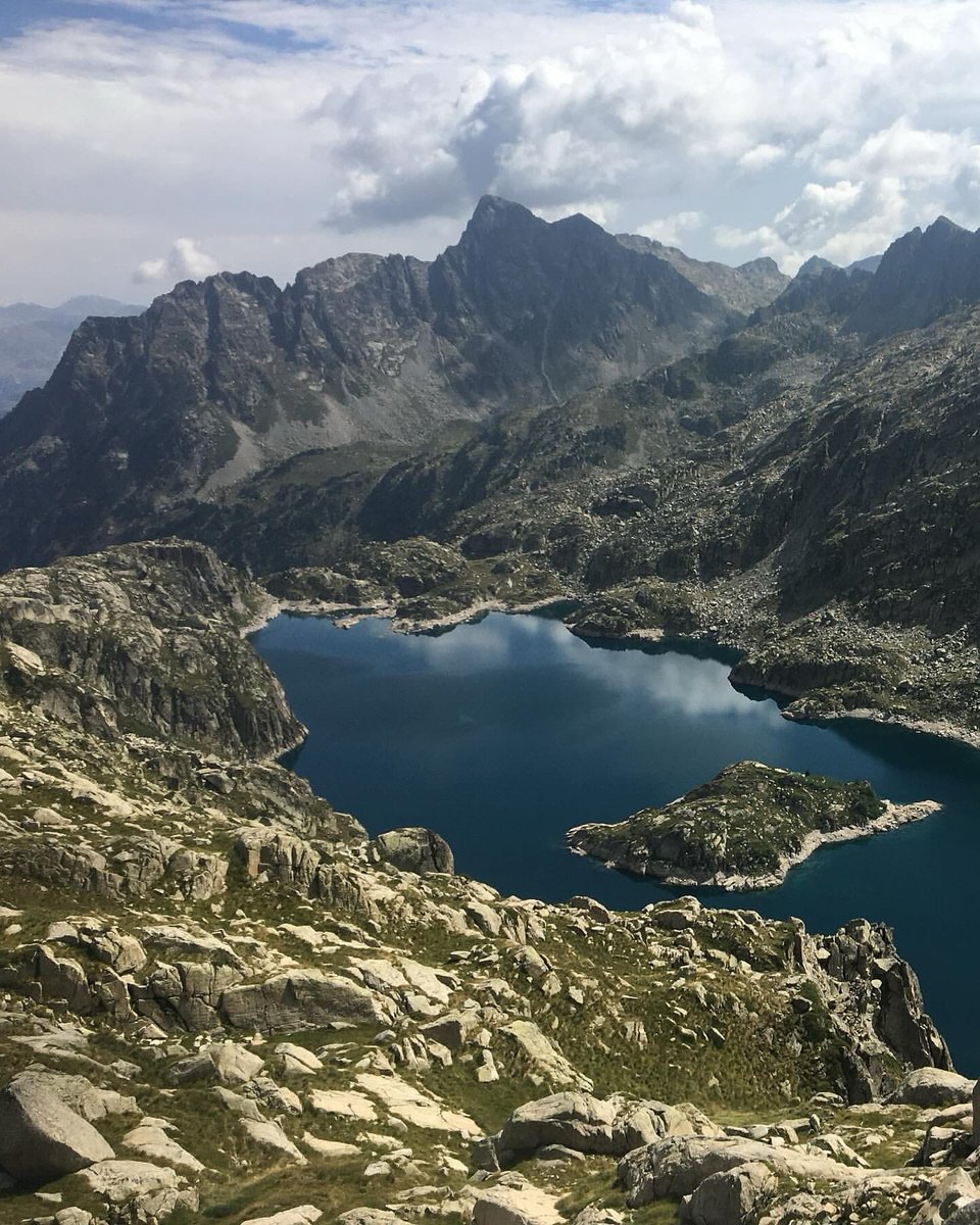 PREVISIÓ ⚡️ 🏔️ Dimecres força estable,. ☁️⚡ Dijous primeres tempestes i atents a la situació de fortes tempestes que viurem entre divendres i dissabte, pinten violentes! 😰

Poca calor aquesta setmana! 🥳

🎧 Tots els detalls i l’àudio complet aquí 👉 meteopirineuscatalans.com/previsio/