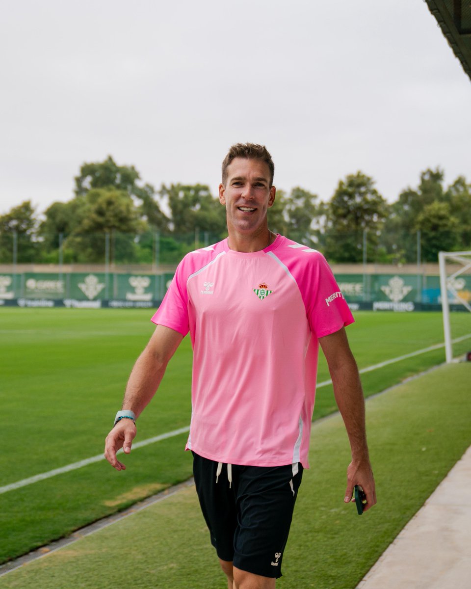 Adrián is here 😁🩷