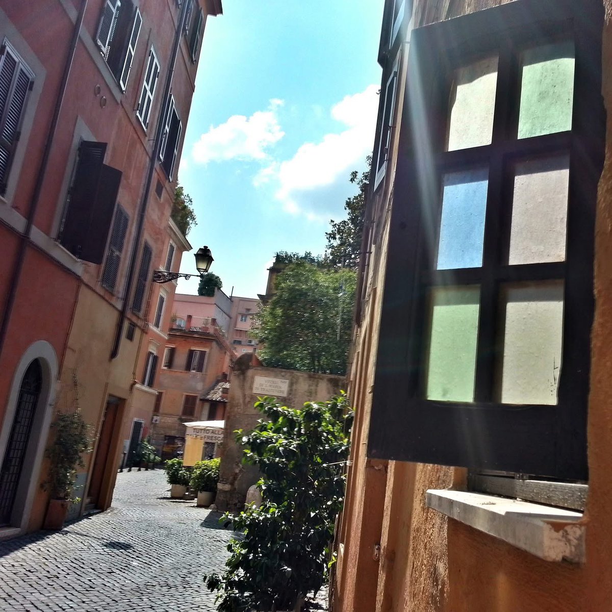 Buongiorno e buon Martedì da vicolo di Santa Maria in #trastevere tra sole e qualche nuvola☀😎