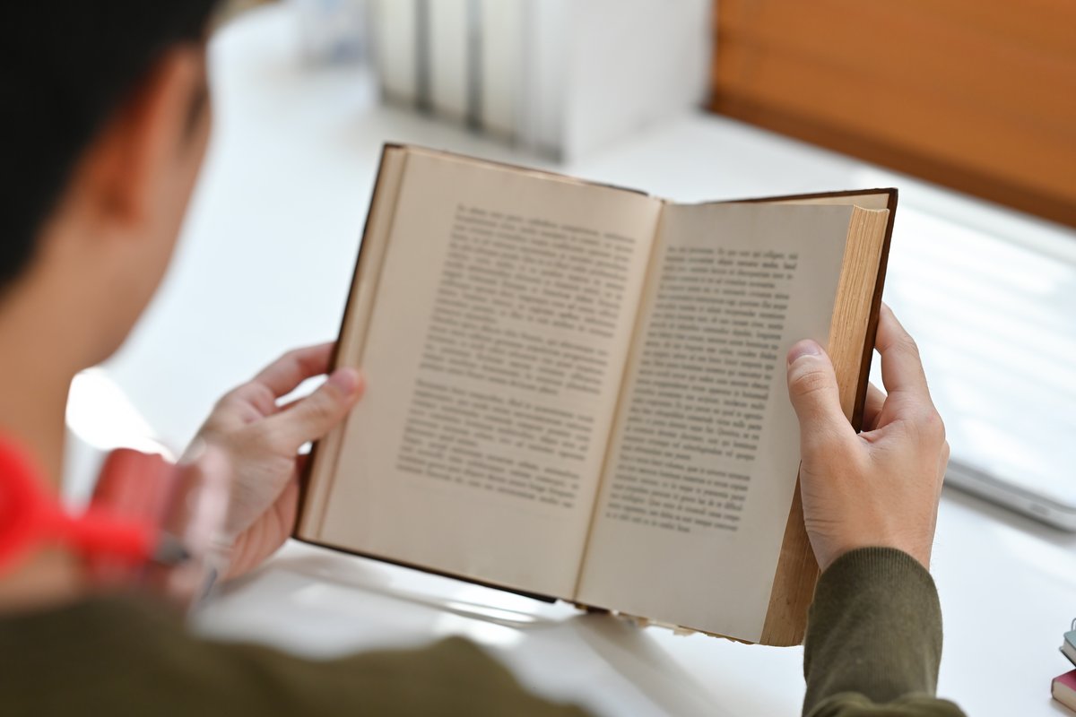 La sobreabundància d'informació a l'era digital ha fomentat una lectura fragmentada que es queda en l'àmbit superficial del text, repercuteix en l'anàlisi i el pensament crític limitant una comprensió profunda i reforçant l'egocentrisme

✍️ Basilisa Cantú

diarieducacio.cat/de-fragments-n…
